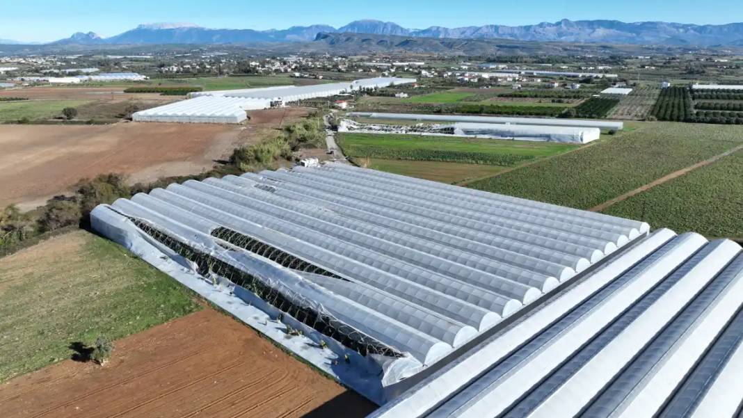 Antalya'da Hortumun Vurduğu Seralara Acil Destek 12